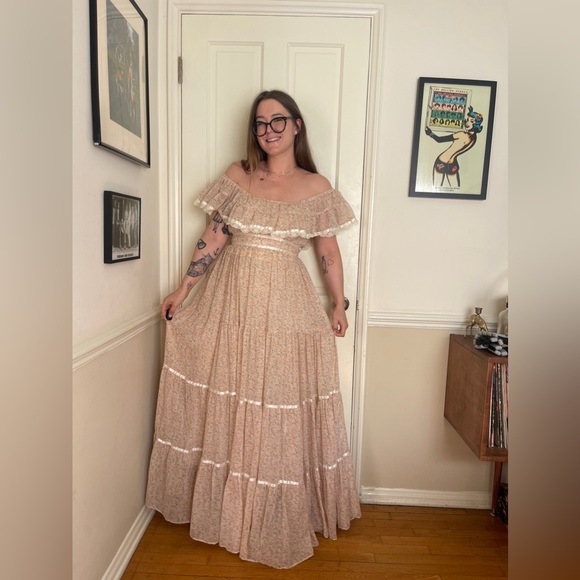 Gunne Sax Dresses & Skirts - 70s Vintage Gunne Sax Tiered Prairie Dress off the shoulder pink ditsy floral